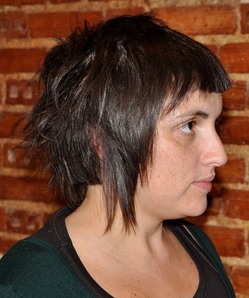 bok cieniowanej fryzury krótkiej, ciemne włosy, uczesanie damskie zdjęcie numer 41A